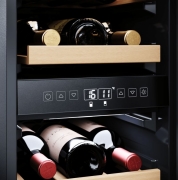 Dometic D18B, Weink�hlschrank mit zwei Zonen, 18 Flaschen, schwarz, EEK: G