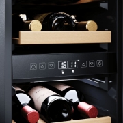 Dometic D46B, Weink�hlschrank mit zwei Zonen, 46 Flaschen, schwarz, EEK: G